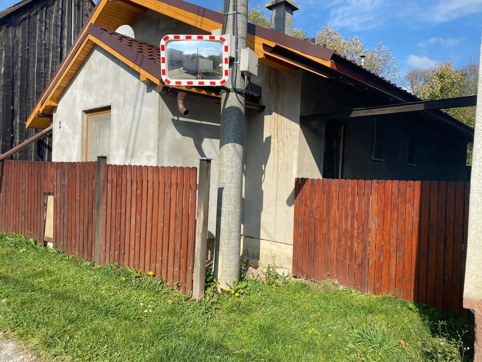 Pri domovej prehliadke našli policajti u Jána obrovský arzenál zbraní, vyniesli odtiaľ okolo 15 vriec. Mal doma nepriestrelné vesty, granáty, množstvo nábojov. Policajti žasli, čo všetko tam mal. Prehliadka im trvala dlhé hodiny. Našli aj sušenú trávu. Mal dokonca aj šnúrku od opasku ku pištoli, ktorú majú problém odovzdať aj profesionáli z ozbrojených zložiek, lebo ju väčšinou stratia.