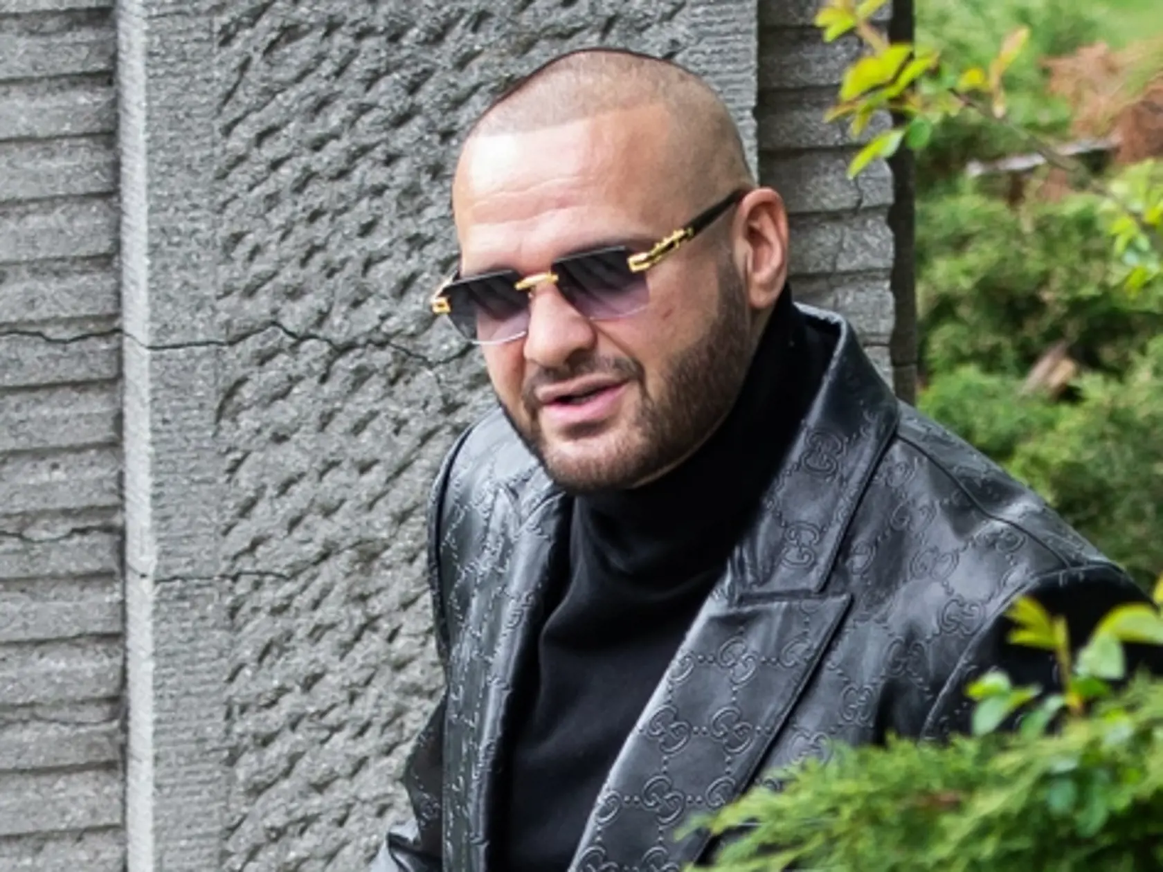 Svadba Gabriely Drobovej a Karola Rumana v Bratislave. Na snímke Patrik "Rytmus" Vrbovský so synom Sanelom.