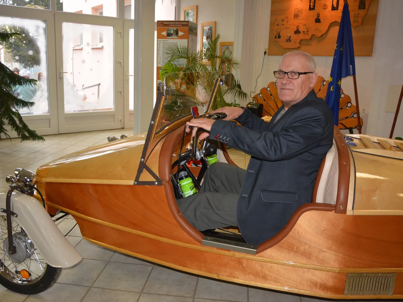 Ján Hančin pracoval ako vodič, vyučil sa za stolára. Preto bolo jeho snom drevené auto. 