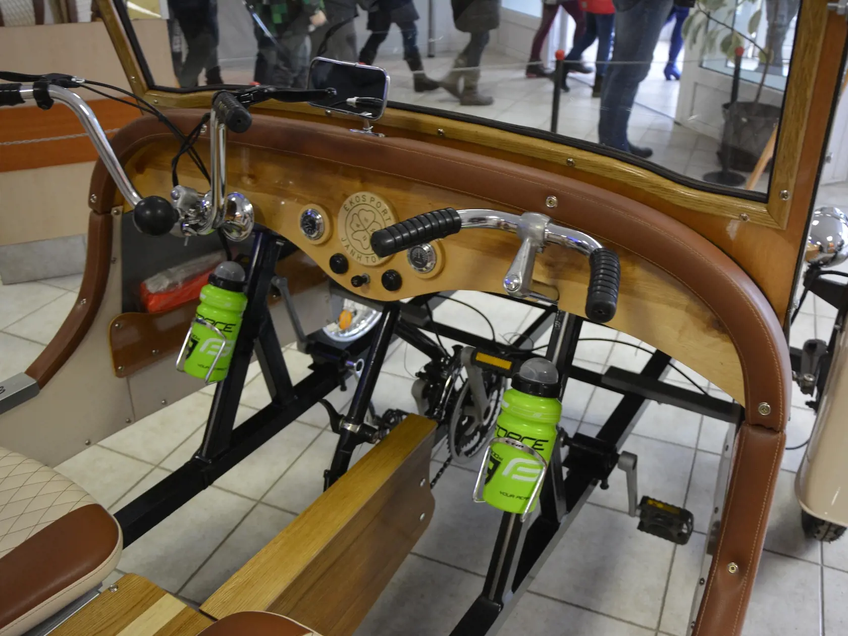Pedály a riadidlá sú z bicykla. 