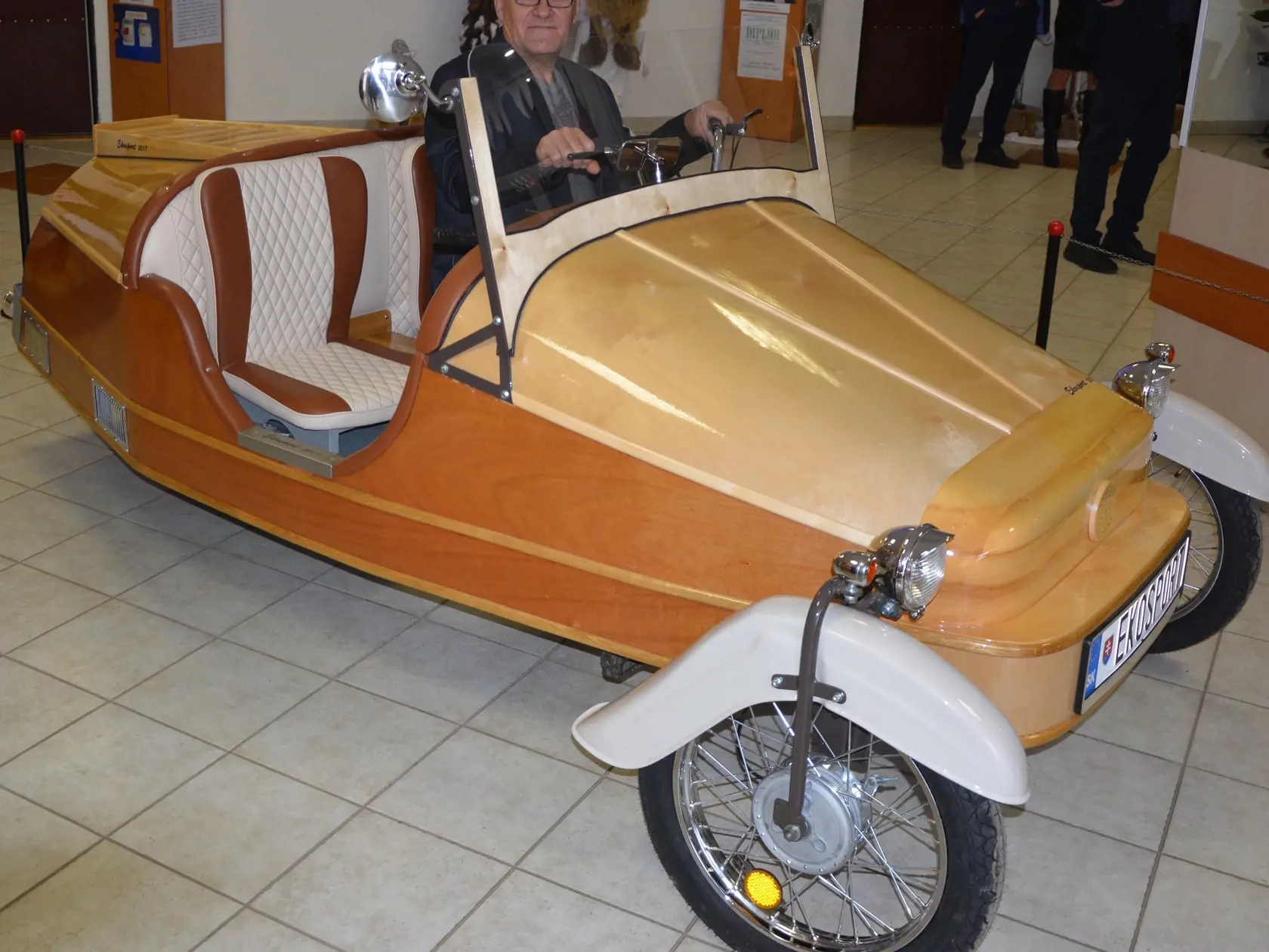 Ján Hančin pracoval ako vodič, vyučil sa za stolára. Preto bolo jeho snom drevené auto. 