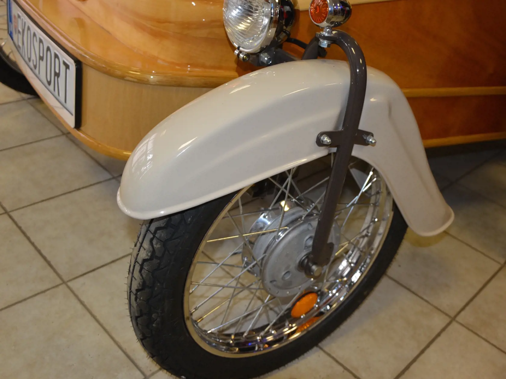 Predné kolesá sú v motocykla Jawa. 