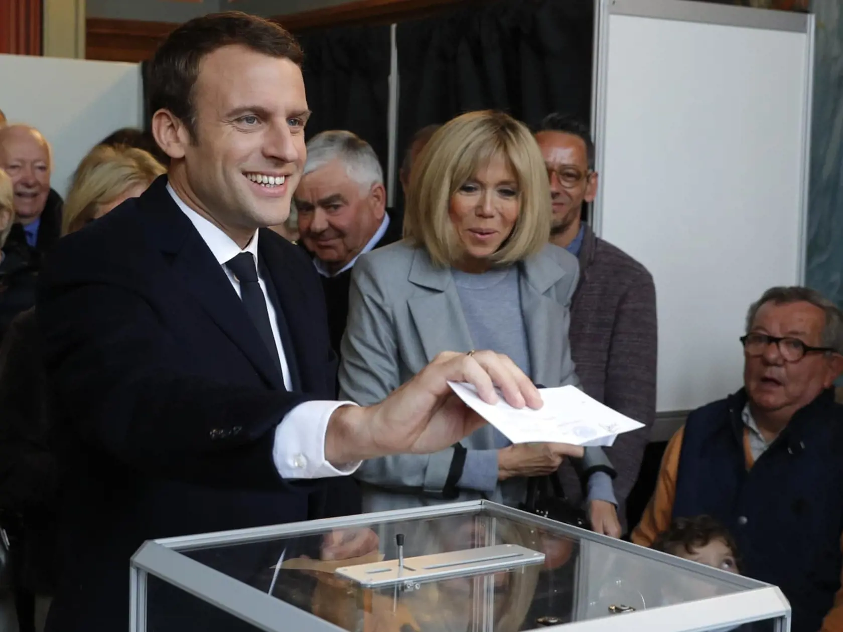 Favorizovaný Macron hlasoval za podpory rodiny a priaznivcov.