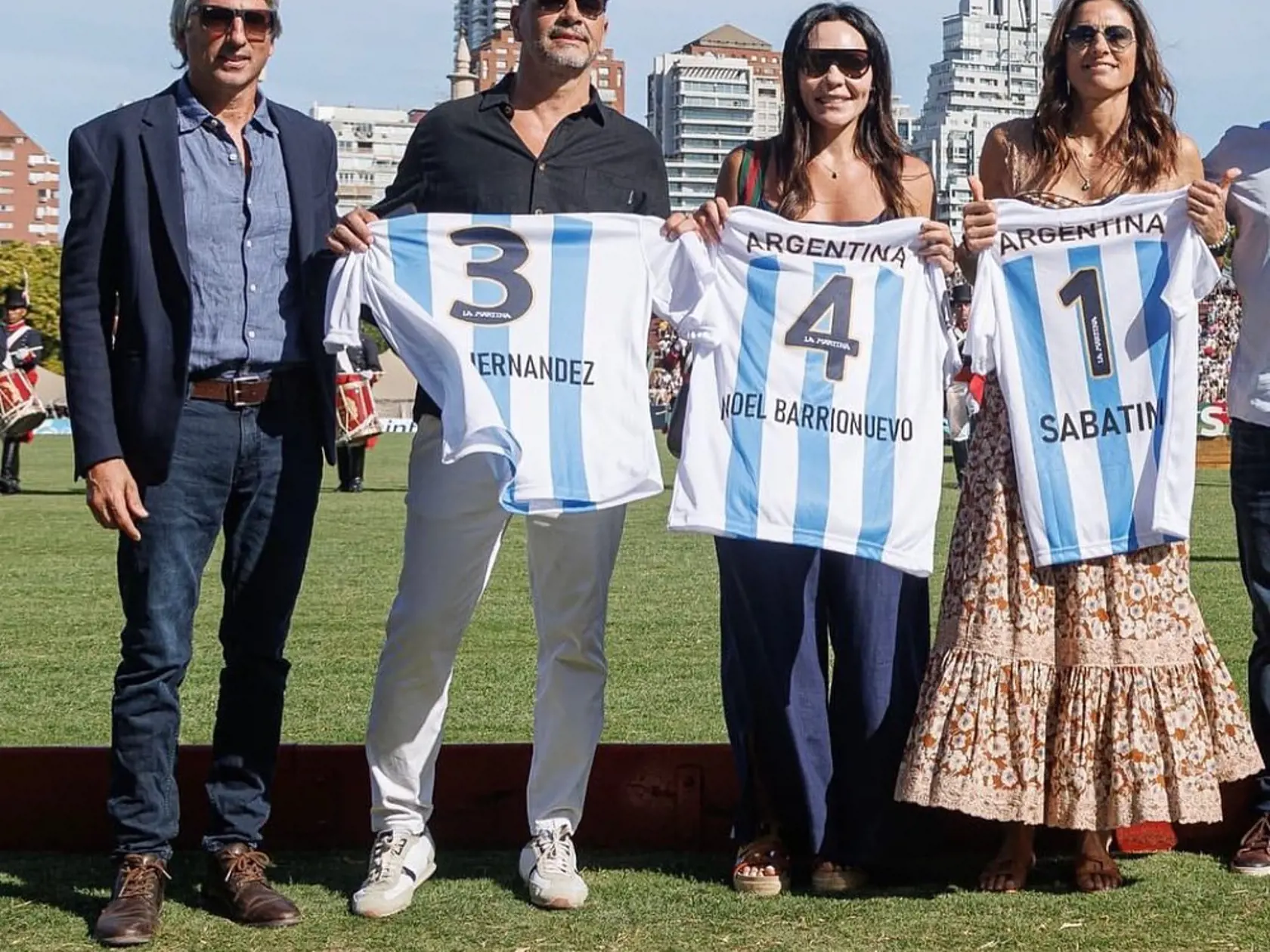 V spoločnosti sa potom objavila ešte raz a aj tam žiarila. Dokonca dostala aj argentínsky futbalový dres so svojím priezviskom.