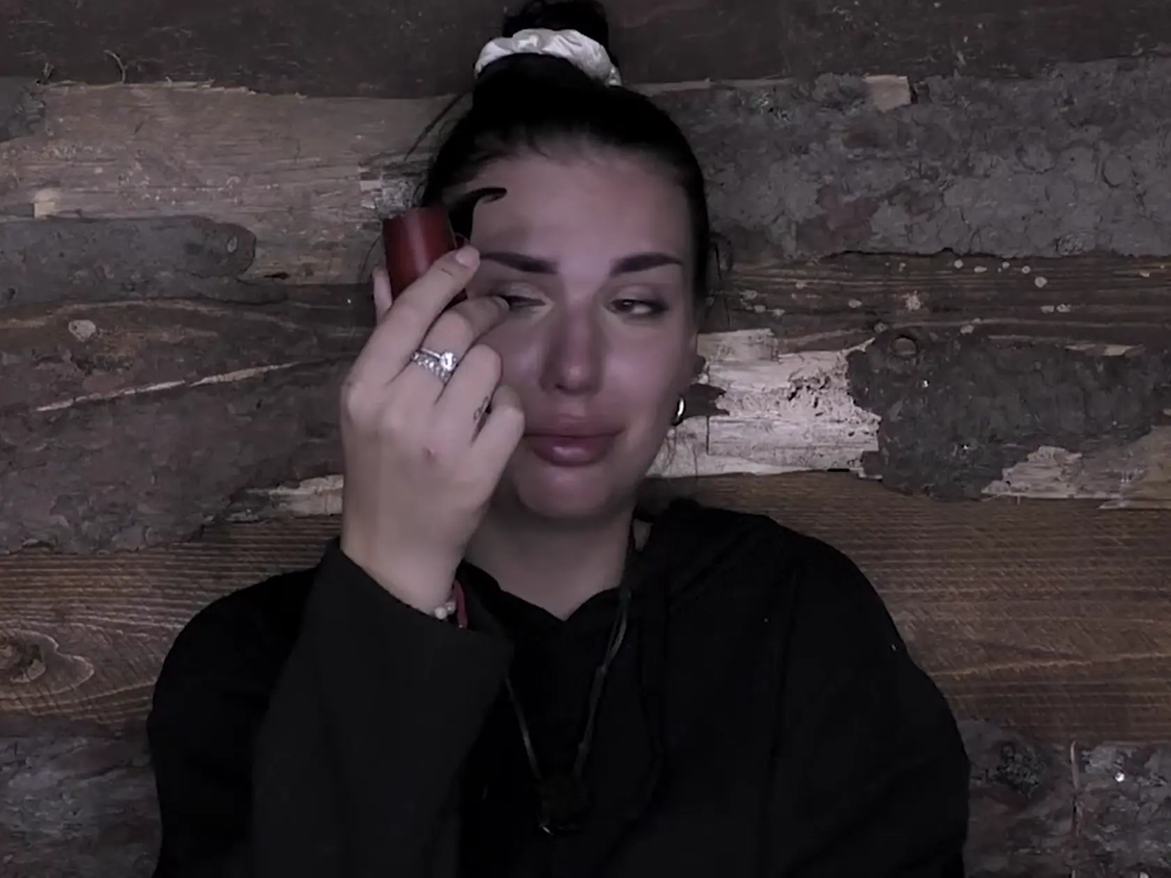 Lena a Matúš sa ožrali a mali sex priamo na verande pod kamerou. Lena sa ráno takmer prepadla od hanby.