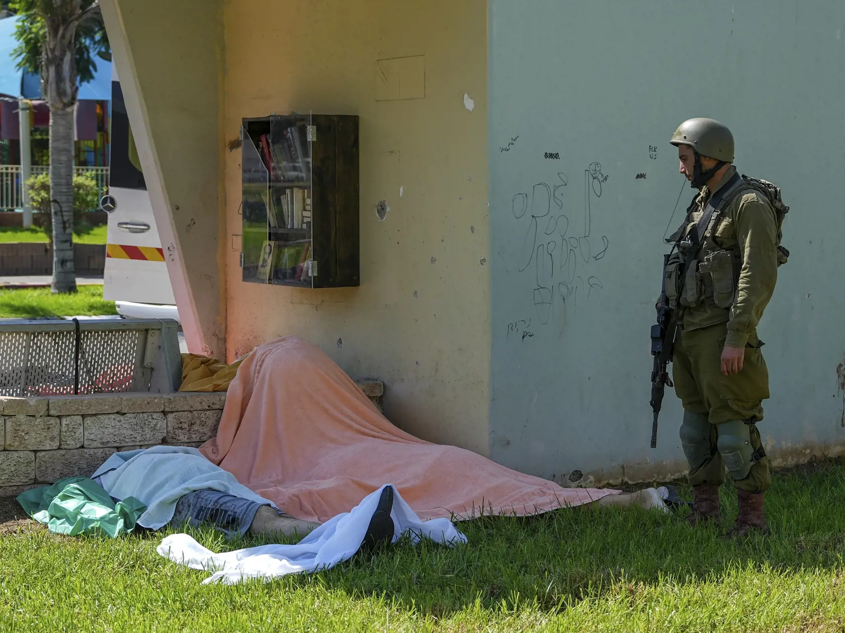 JB 40 Sderot - Izraelský vojak stojí pri telách Izraelčanov zabitých po palestínskom raketovom útoku z pásma Gazy v meste Sderot na juhu Izraela 7. októbra 2023. Vodca islamistického hnutia Hamas oznámil, že táto ozbrojená skupina začala novú vojenskú operáciu proti Izraelu. V Jeruzaleme sa rozozvučali sirény oznamujúce letecký poplach. TASR správu prevzala v sobotu z agentúr AP a AFP. FOTO TASR/AP

An Israeli soldier stands by the bodies of Israelis killed by Palestinian armed militants who ent