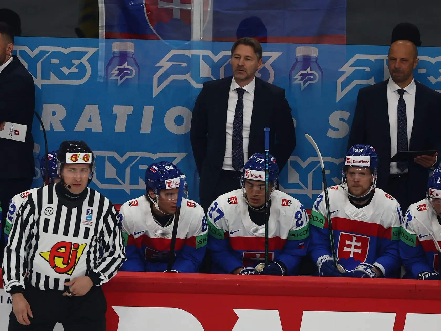 Momentka zo zápasu Švédsko – Slovensko na MS 2025. Na snímke uprostred tréner Vladimír Országh.