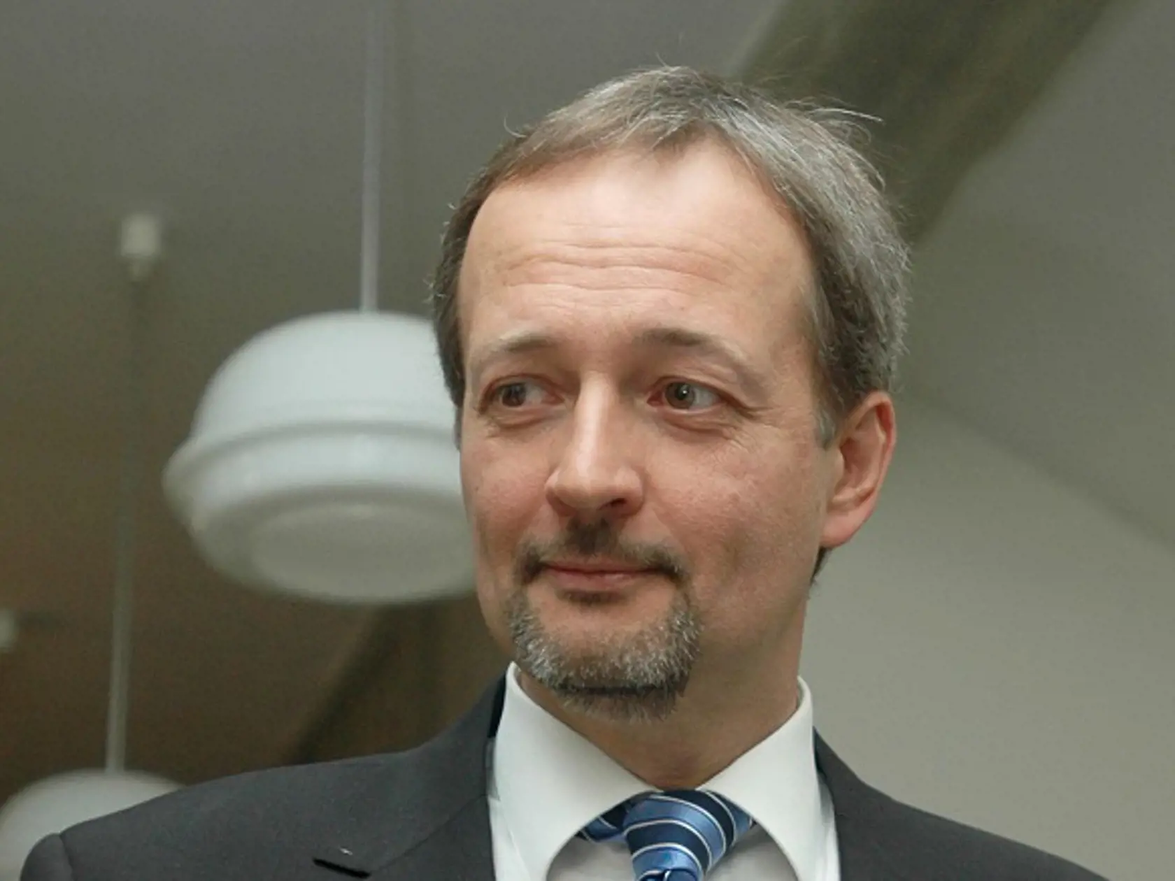 Na Krajskom súde v Bratislave 26. apríla 2006  pokračuje odvolacie konanie s exriaditeľom SIS Ivanom Lexom.