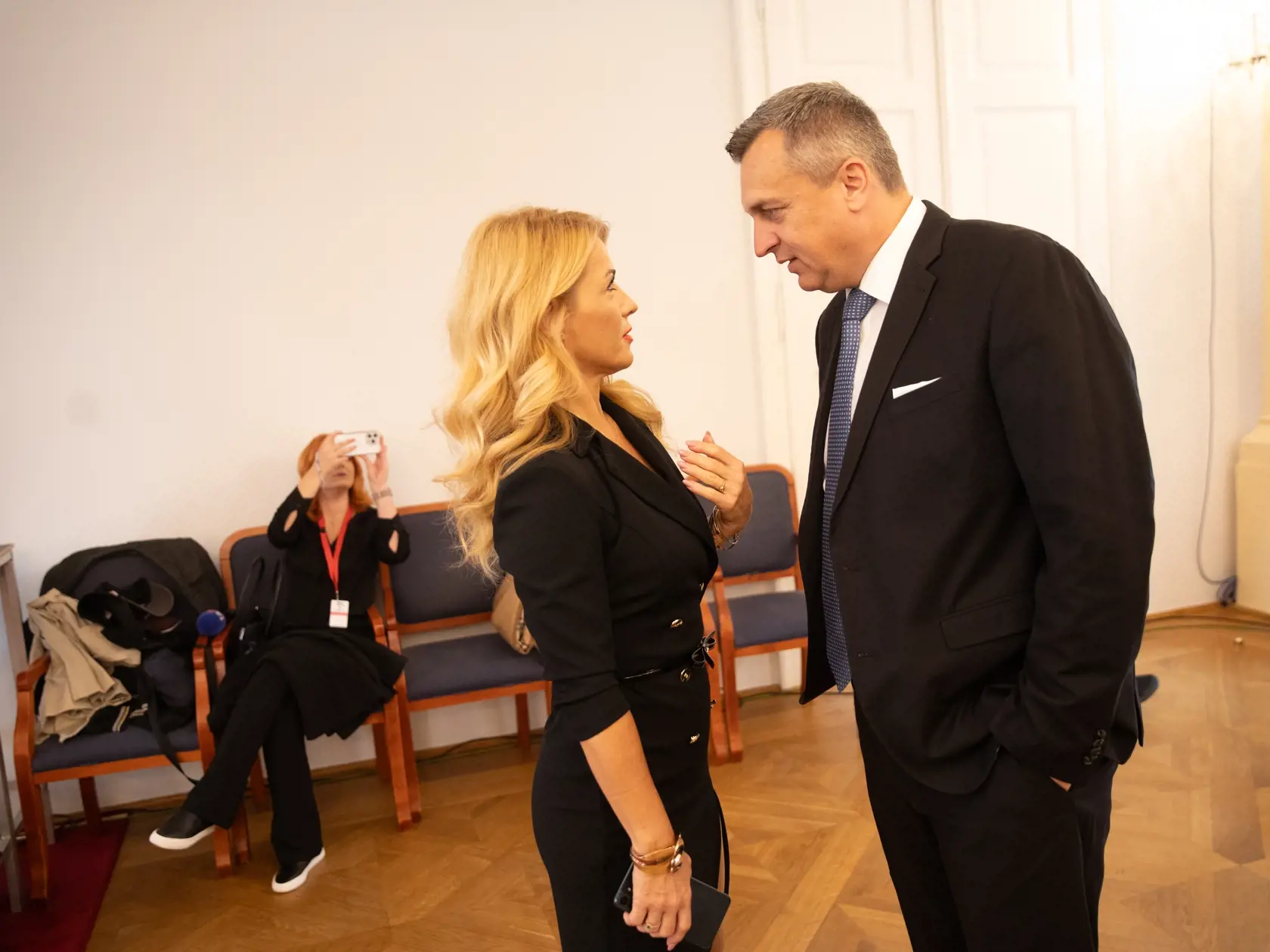 Novozvolení poslanci NR SR si preberajú osvedčenia o zvolení. Na snímke je Martina Šimkovičová a Andrej Danko.