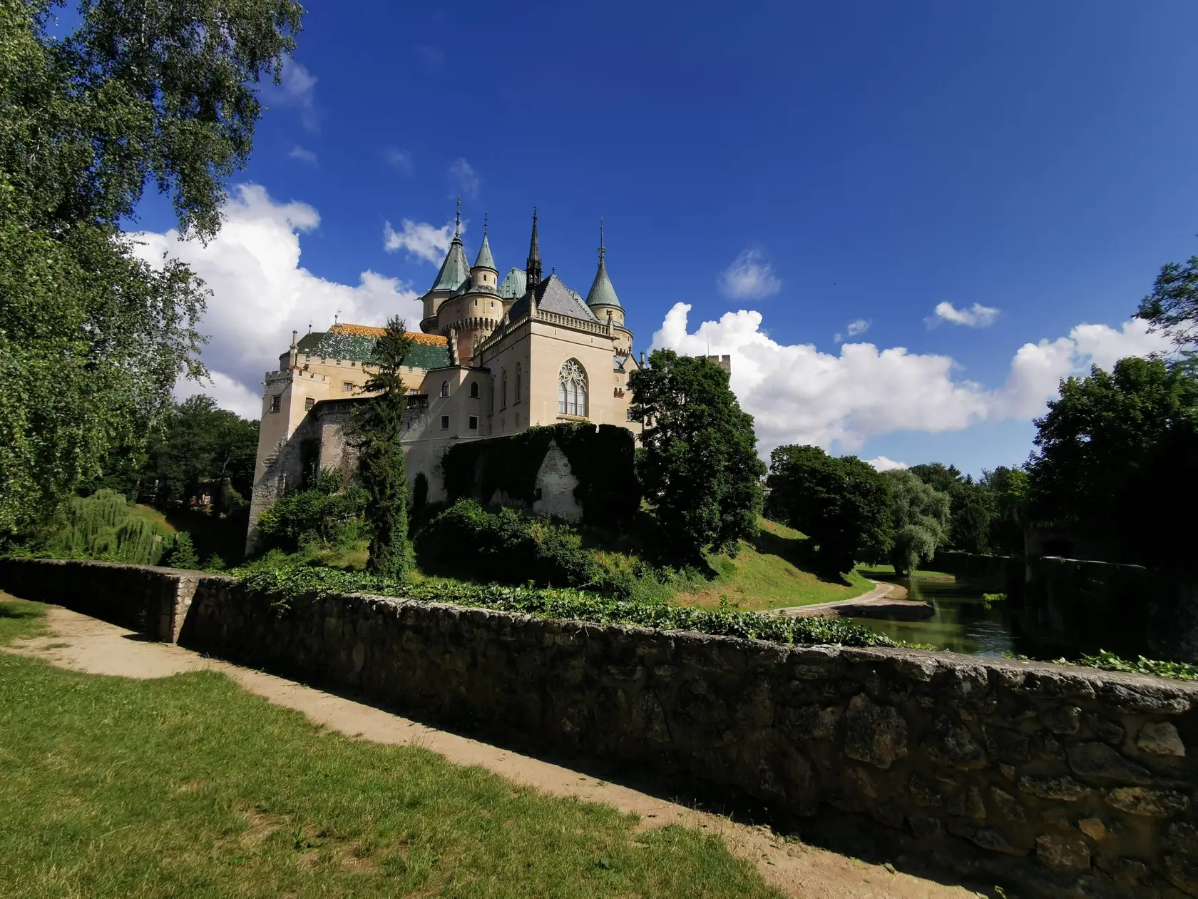 Areál s trpaslíkmi sa nachádza rovno nad Bojnickým zámkom.
