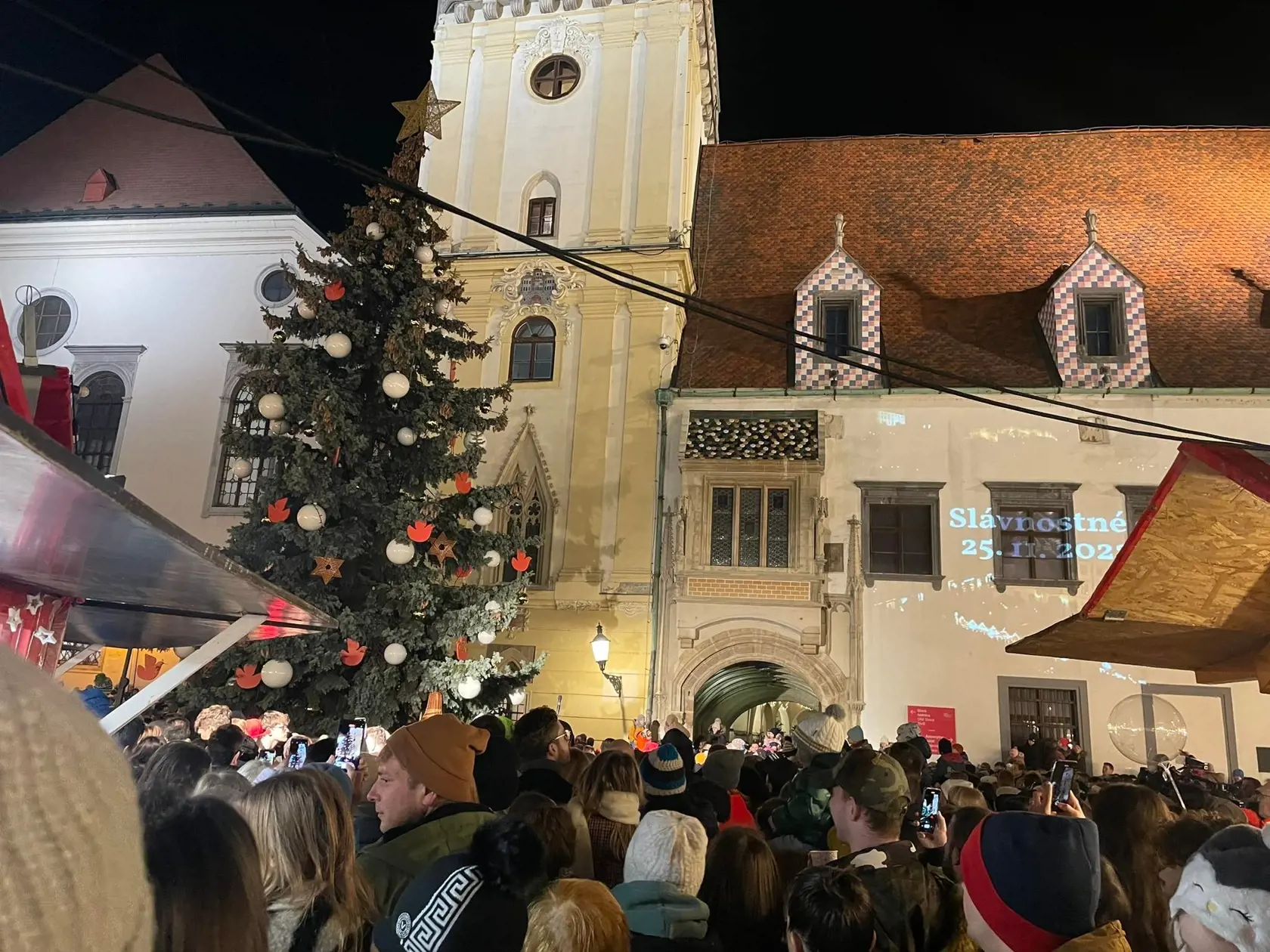 Atmosféra na vianočných trhoch a tohtoročné ceny: Za langoš tento rok zaplatíte 3,3 eur.