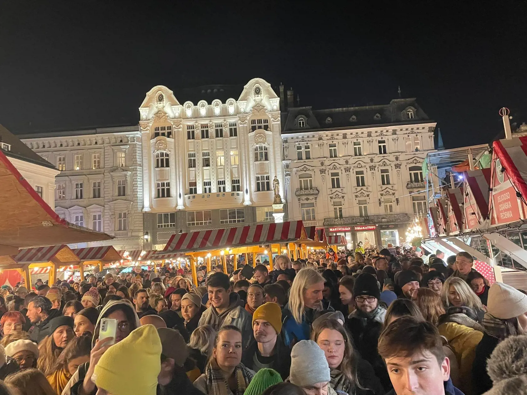 Atmosféra na vianočných trhoch a tohtoročné ceny: Za klobásu zaplatíte 7 eur.