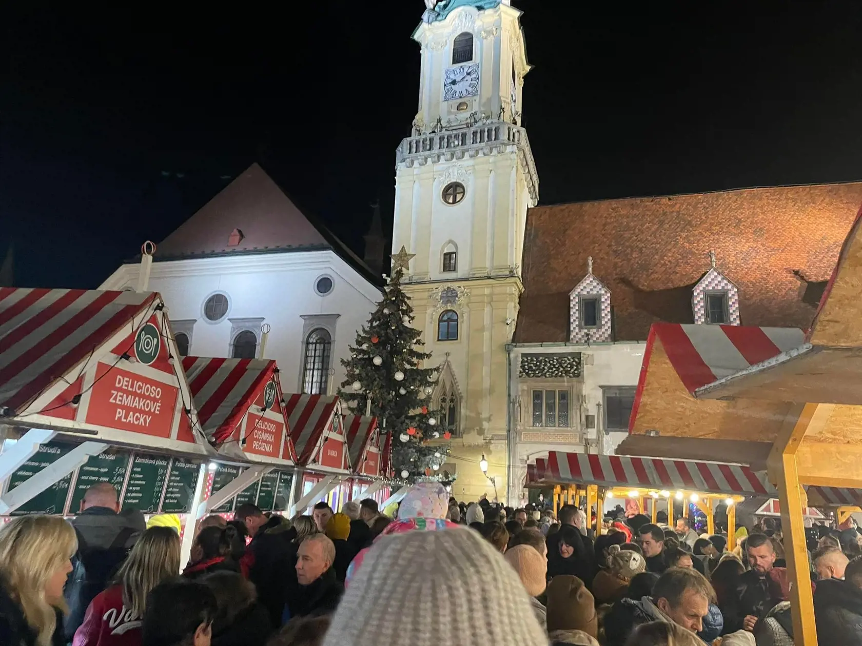 Atmosféra na vianočných trhoch a tohtoročné ceny: Za lokšu tento rok zaplatíte 2,5 eur.