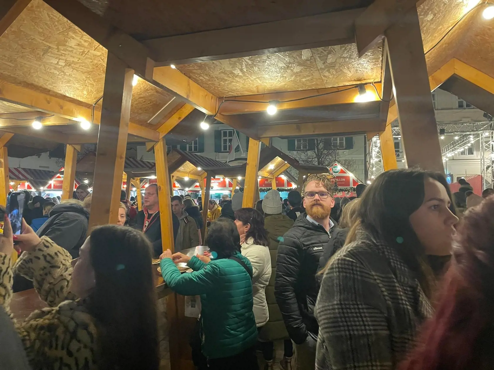 Atmosféra na vianočných trhoch a tohtoročné ceny: Za zemiakovú placku zaplatíte 4,5 eur.