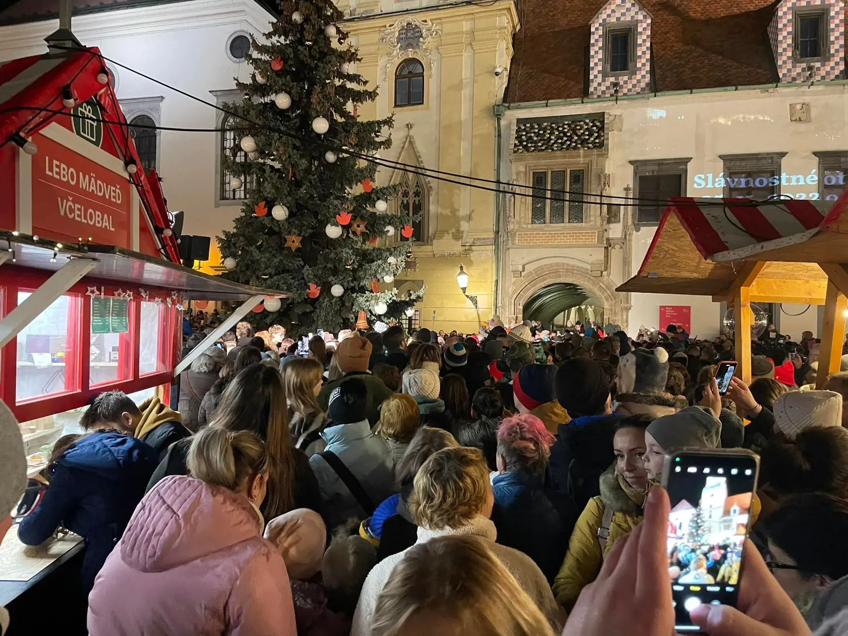 Atmosféra na vianočných trhoch a tohtoročné ceny: Za zemiakovú placku zaplatíte 4,5 eur.