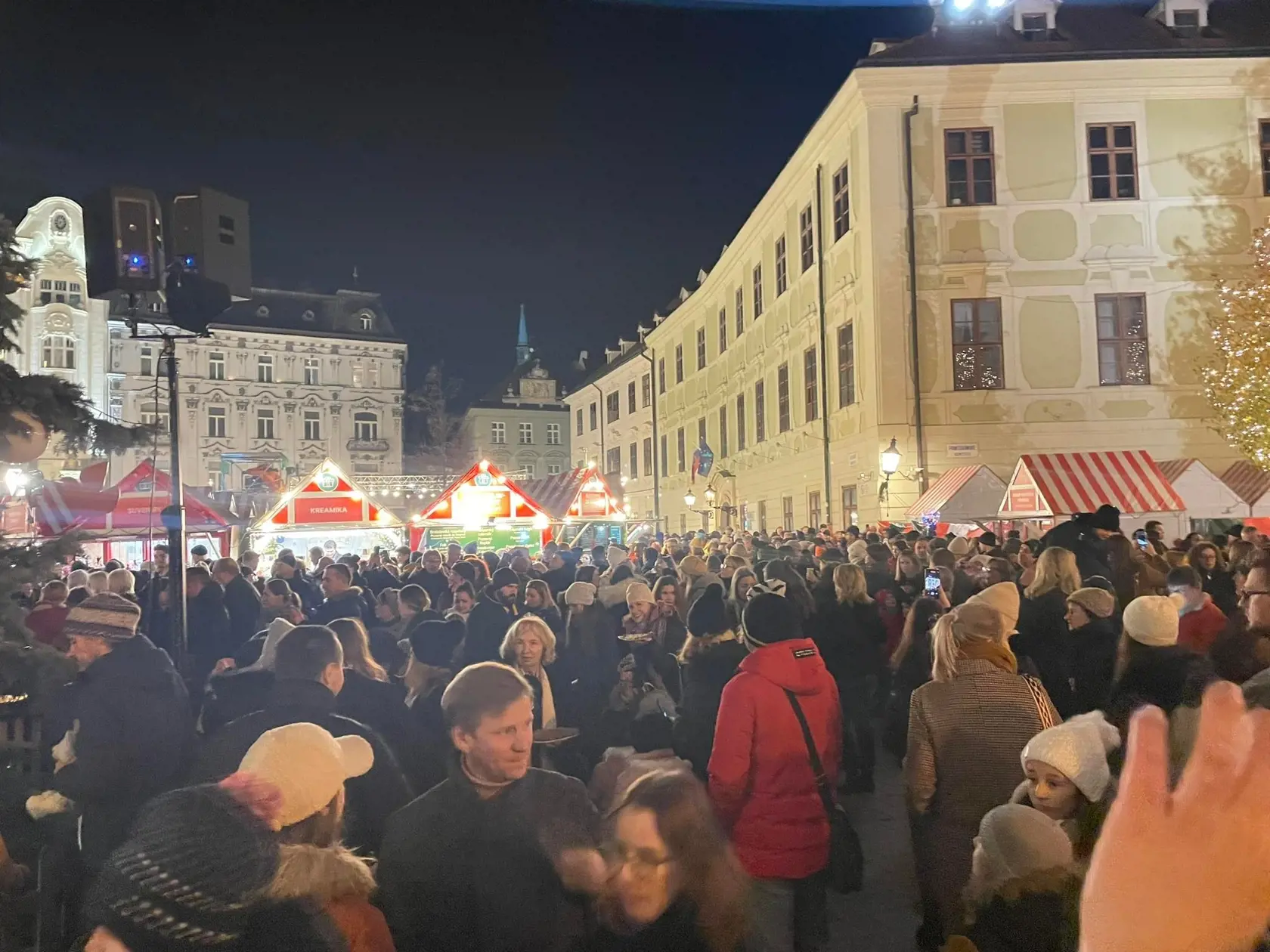 Atmosféra na vianočných trhoch a tohtoročné ceny: Za štrúdľu tento rok zaplatíte 3,5 eur.