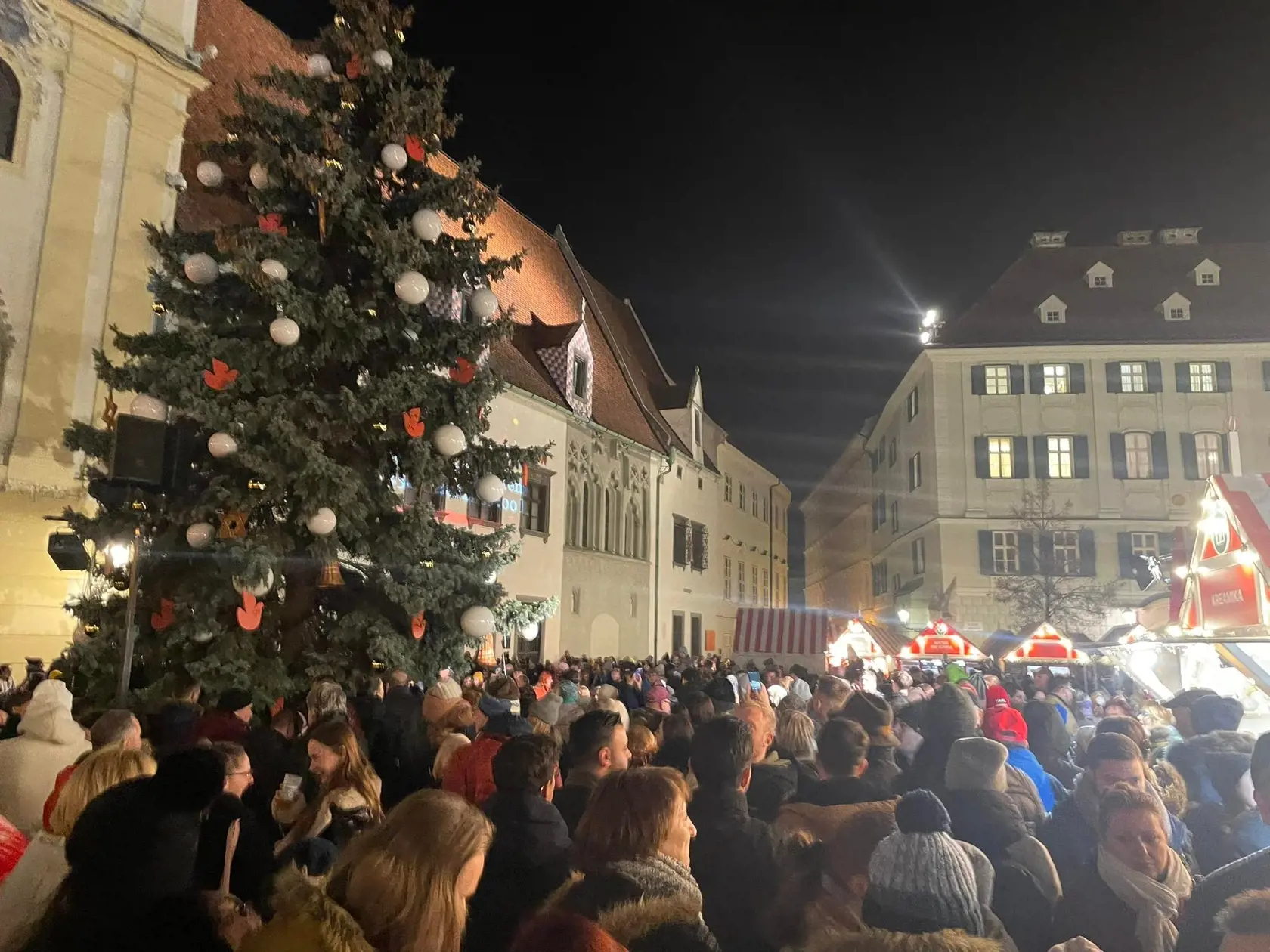 Atmosféra na vianočných trhoch a tohtoročné ceny: Za zemiakovú placku zaplatíte 4,5 eur.