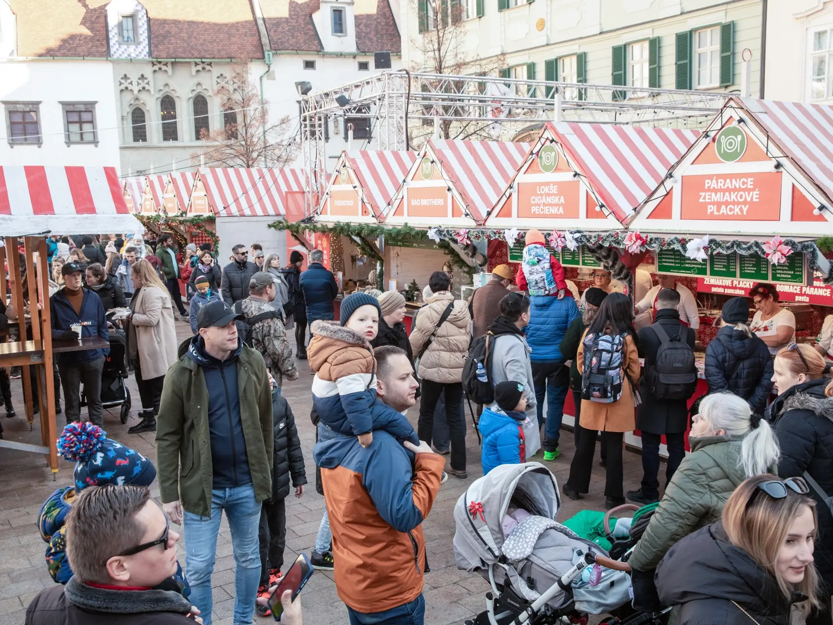 Na snímke je aktuálna situácia na vianočných trhoch v Bratislave. Ľudia sa tešia, že vianočné trhy sú opäť po dvojročnej prestávke.