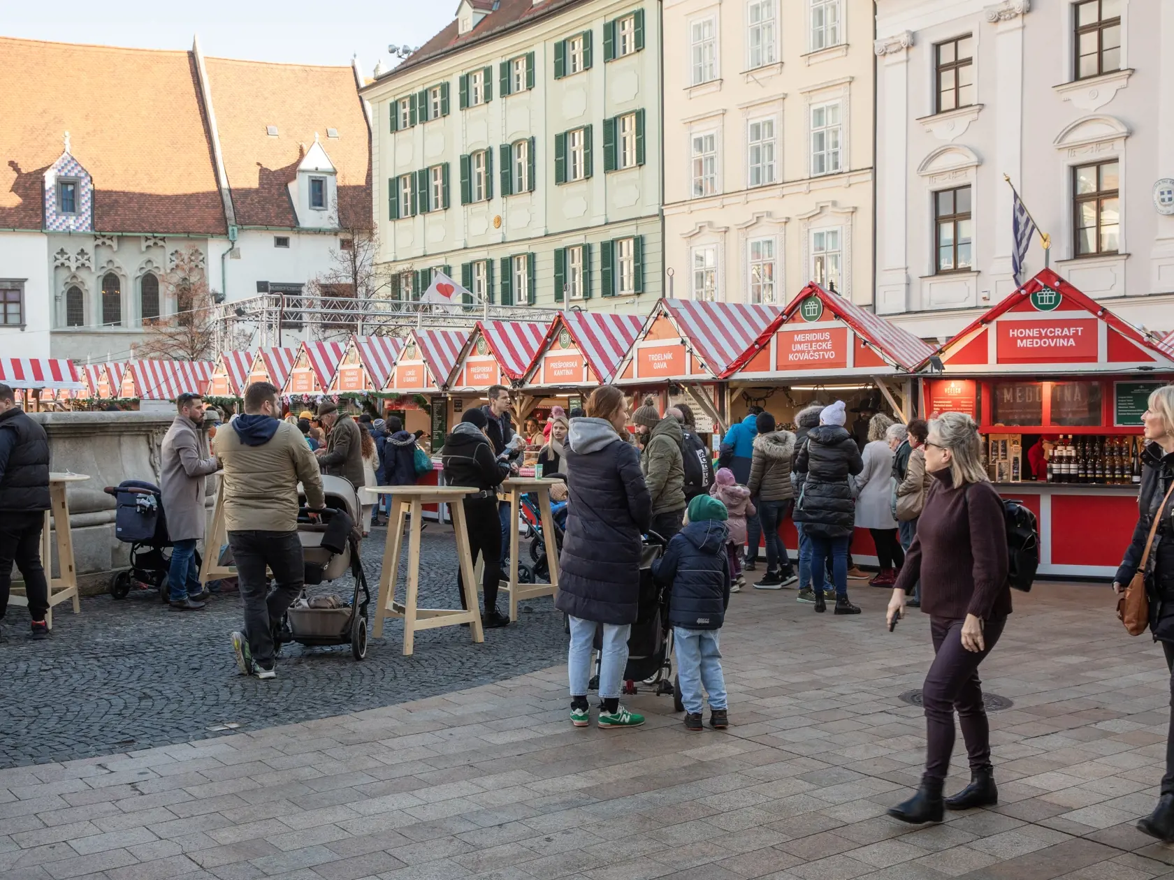 Na snímke je aktuálna situácia na vianočných trhoch v Bratislave. Ľudia sa tešia, že vianočné trhy sú opäť po dvojročnej prestávke.