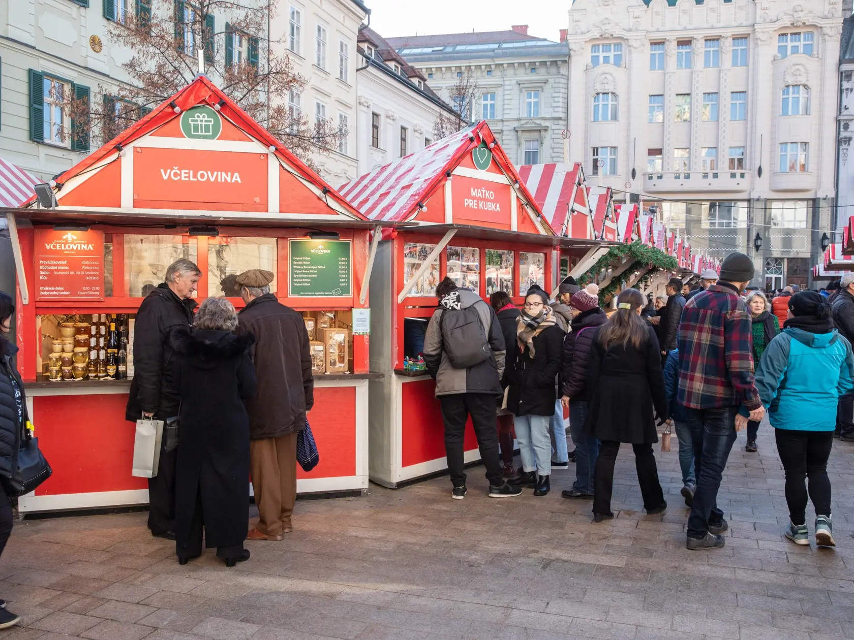 Na snímke je aktuálna situácia na vianočných trhoch v Bratislave. Ľudia sa tešia, že vianočné trhy sú opäť po dvojročnej prestávke.