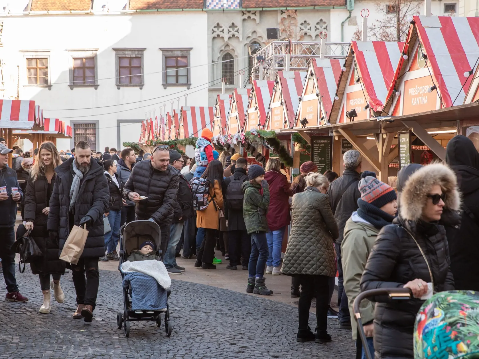 Na snímke je aktuálna situácia na vianočných trhoch v Bratislave. Ľudia sa tešia, že vianočné trhy sú opäť po dvojročnej prestávke.