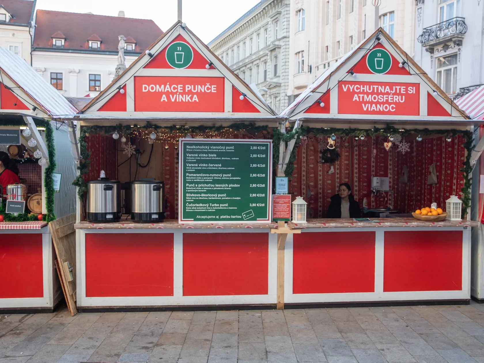 Na snímke je aktuálna situácia na vianočných trhoch v Bratislave. Ľudia sa tešia, že vianočné trhy sú opäť po dvojročnej prestávke.