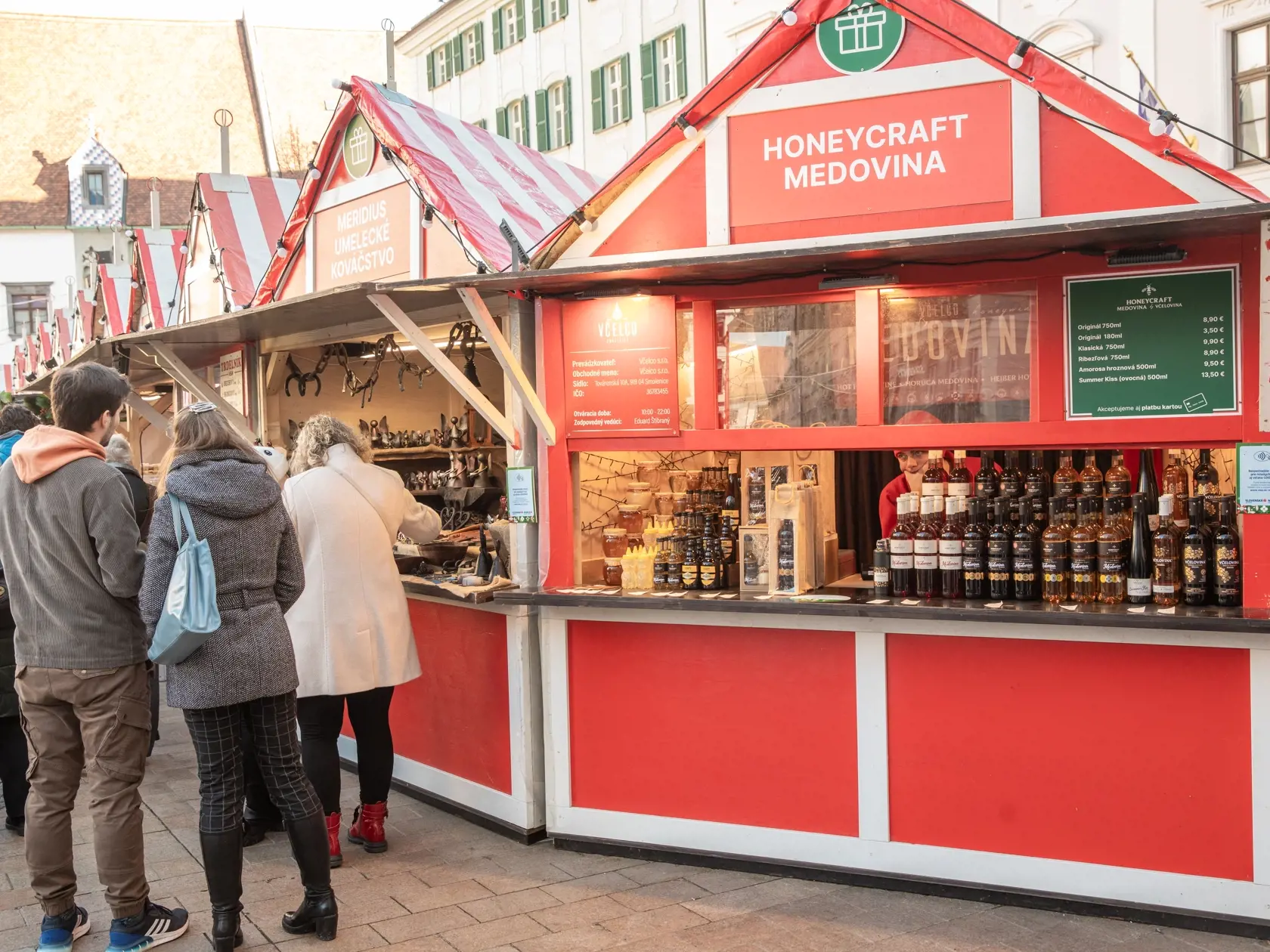 Na snímke je aktuálna situácia na vianočných trhoch v Bratislave. Ľudia sa tešia, že vianočné trhy sú opäť po dvojročnej prestávke.