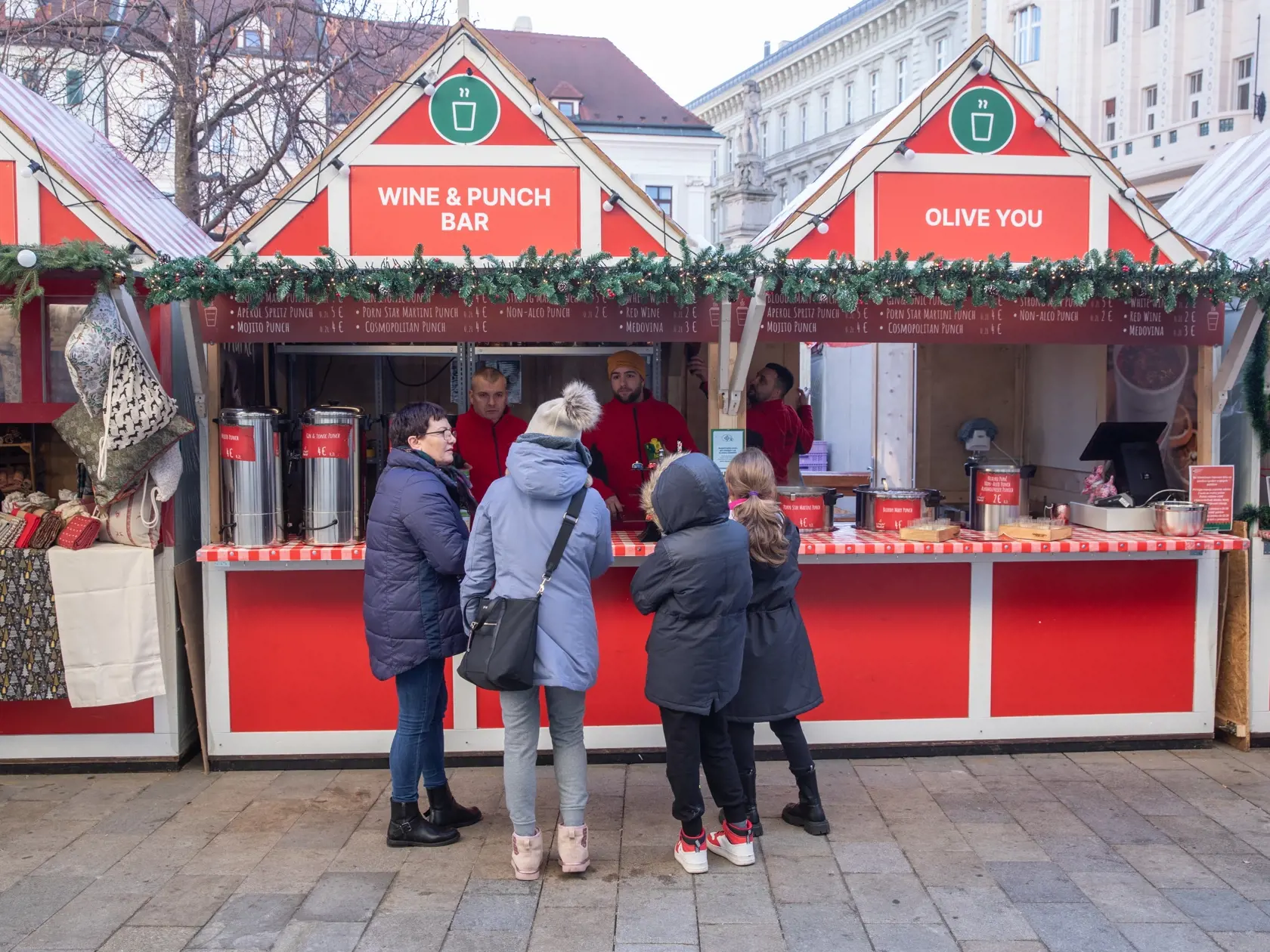 Na snímke je aktuálna situácia na vianočných trhoch v Bratislave. Ľudia sa tešia, že vianočné trhy sú opäť po dvojročnej prestávke.