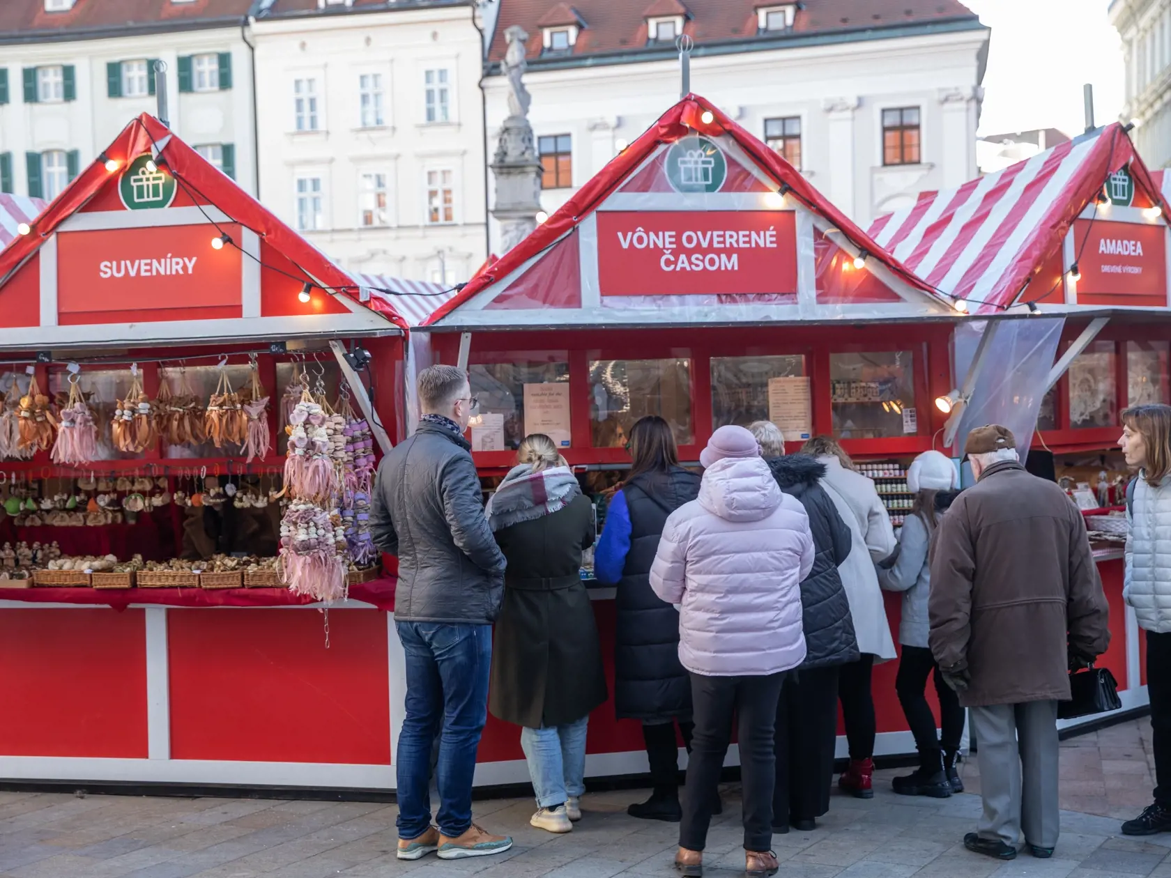 Na snímke je aktuálna situácia na vianočných trhoch v Bratislave. Ľudia sa tešia, že vianočné trhy sú opäť po dvojročnej prestávke.