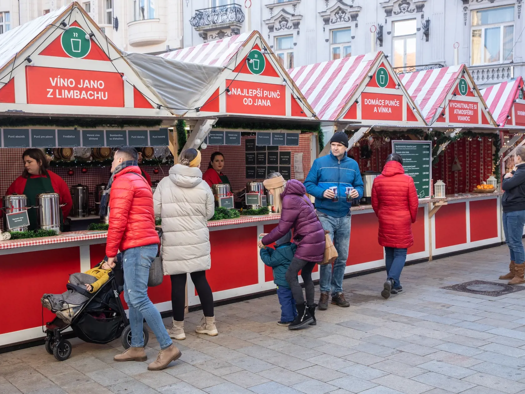 Na snímke je aktuálna situácia na vianočných trhoch v Bratislave. Ľudia sa tešia, že vianočné trhy sú opäť po dvojročnej prestávke.
