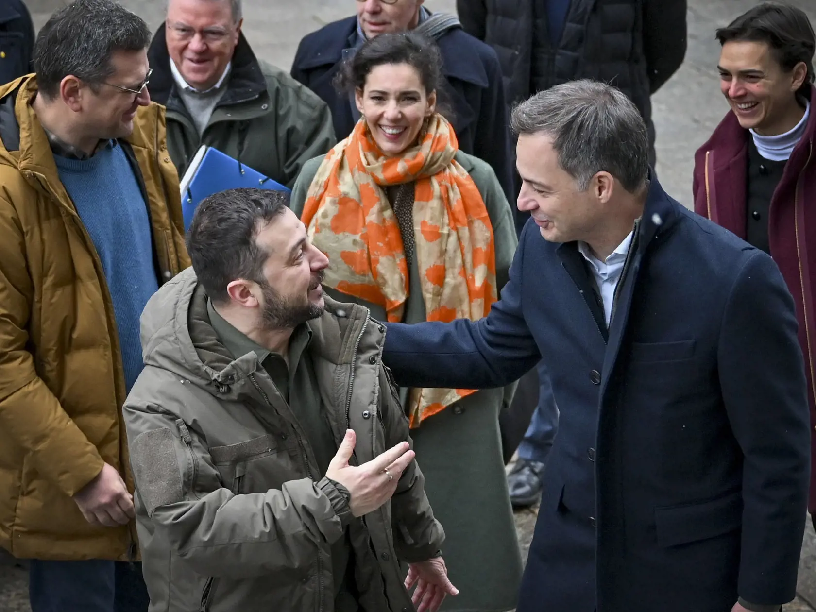 JB 42 Kyjev - Ukrajinský prezident Volodymyr Zelenskyj (vpredu vľavo ) sa rozpráva s belgickým premiérom Alexandrom De Croom (vpravo) počas ich stretnutia v Kyjeve 26. novembra 2022. Európski lídri v sobotu opätovne prisľúbili podporu Ukrajine pri príležitosti 90. výročia začiatku hladomoru z rokov 1932-33, ktorý postihol milióny Ukrajincov. TASR správu prevzala z agentúry AFP.
Do Kyjeva v sobotu pricestovalo niekoľko európskych predstaviteľov, aby si uctili pamiatku obetí rozsiahleho hladomoru 