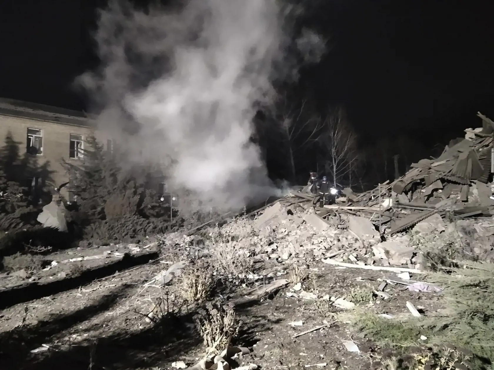 WA 8 Viľňansk - Ukrajinskí hasiči zasahujú po nočnom raketovom útoku na dvojpodlažnú budovu pôrodnice v meste Viľňansk v Záporožskej oblasti na juhu Ukrajiny v stredu 23. novembra 2022.  Útok si vyžiadal život novonarodeného dieťaťa. V budove sa v čase útoku nachádzala žena s novorodencom a lekár. Dieťa zahynulo, lekára a rodičku vyslobodili spod trosiek, spresnili zdroje ukrajinských záchranárov. Záporožská oblasť patrí k ukrajinským regiónom, ktoré Moskva anektovala v septembrových "referendác