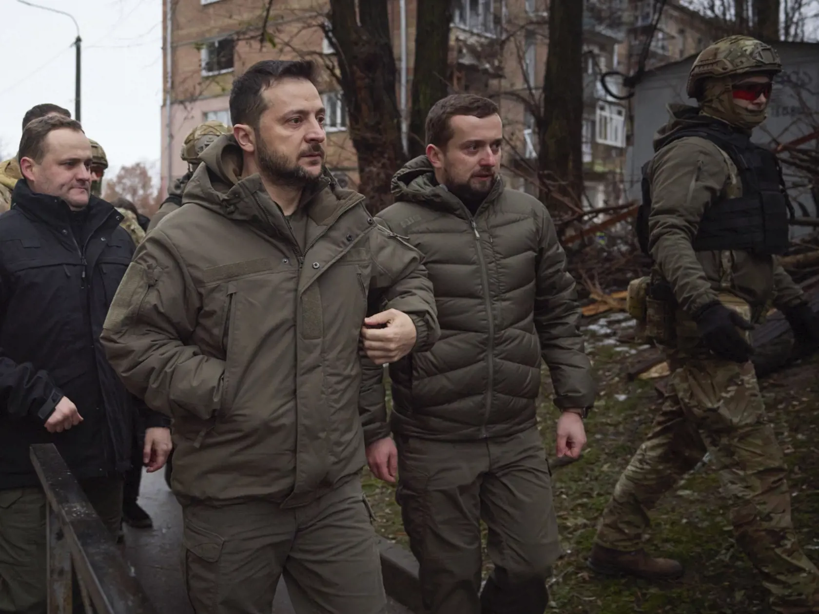 JB 30 Vyšgorod - Ukrajinský prezident Volodymyr Zelenskyj (vpredu vľavo ) kráča počas prehliadky zničených budov pri príležitosti jeho návštevy v meste Vyšgorod na predmestí Kyjeva 25. novembra 2022. Ukrajinský prezident Volodymyr Zelenskyj v piatok oznámil, že výpadky elektriny ešte trápia vyše šesť miliónov domácností na Ukrajine. Povedal to dva dni po mohutnom ruskom raketovom útoku cielenom na ukrajinskú energetickú infraštruktúru. TASR prevzala správu z tlačovej agentúry AFP. FOTO TASR/AP

