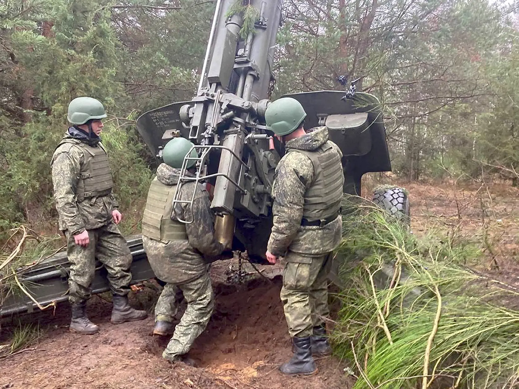 WA 5 - Na snímke, ktorú zverejnilo ruské ministerstvo obrany v stredu 23. novembra 2022, ruskí vojaci sa zúčastňujú na delostreleckom a bojovom výcviku na bieloruskej vojenskej strelnici. FOTO TASR/AP 


In this handout photo taken and released by Russian Defense Ministry Press Service on Wednesday, Nov. 23, 2022, Russian troops attend a artillery and combat training at a Belarusian military firing range. (Russian Defense Ministry Press Service via AP)