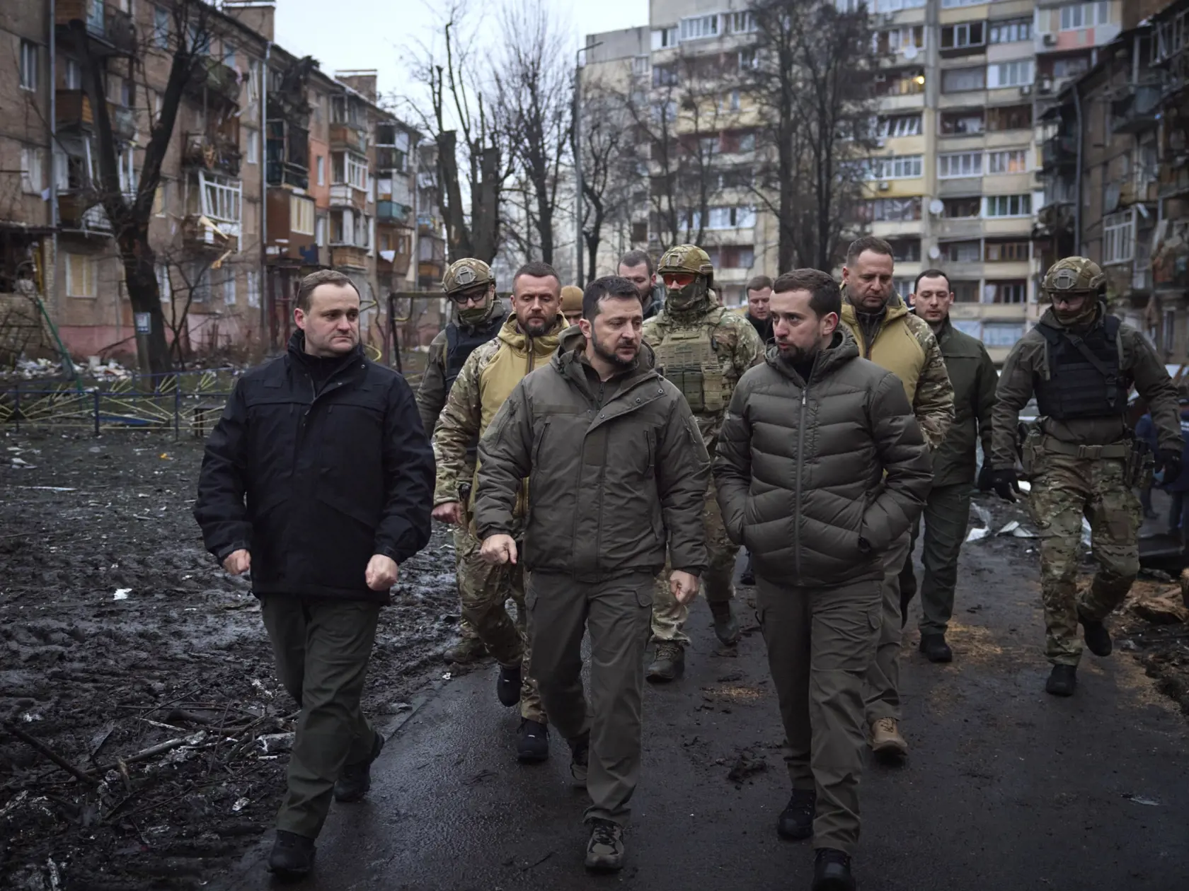 JB 29 Vyšgorod - Ukrajinský prezident Volodymyr Zelenskyj (uprostred) kráča počas prehliadky zničených budov pri príležitosti jeho návštevy v meste Vyšgorod na predmestí Kyjeva 25. novembra 2022. Ukrajinský prezident Volodymyr Zelenskyj v piatok oznámil, že výpadky elektriny ešte trápia vyše šesť miliónov domácností na Ukrajine. Povedal to dva dni po mohutnom ruskom raketovom útoku cielenom na ukrajinskú energetickú infraštruktúru. TASR prevzala správu z tlačovej agentúry AFP. FOTO TASR/AP

In t