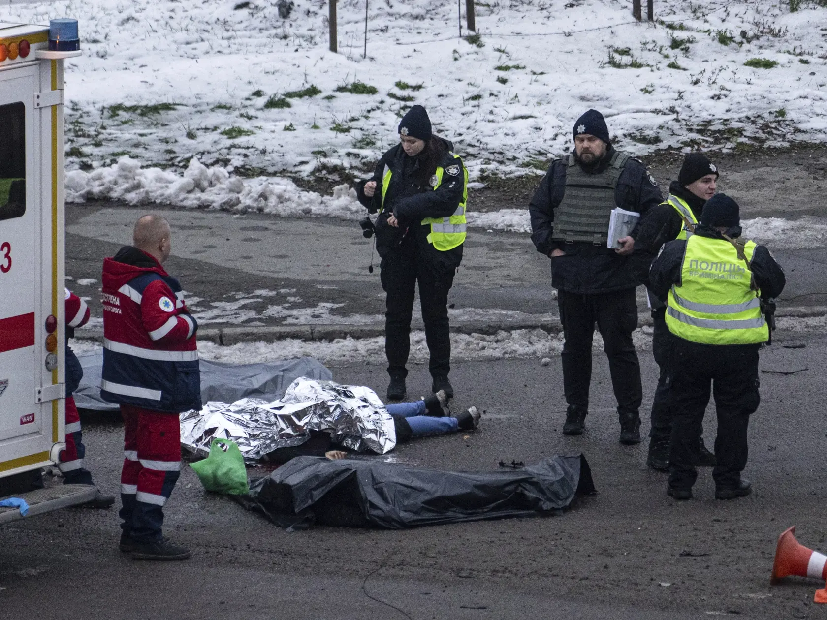 WA 39 Kyjev - Policajti si obhliadajú telá obetí, ktoré prišli o život po ruskom raketovom útoku v Kyjeve v stredu 23. novembra 2022. FOTO TASR/AP  

Police officers inspect corpses of people killed after a Russian rocket attack in Kyiv, Ukraine, Wednesday, Nov. 23, 2022. (AP Photo/Evgeniy Maloletka)