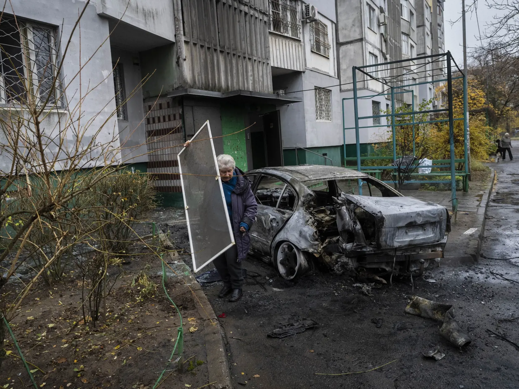 WA 1 Cherson - Miestna obyvateľka odstraňuje materiálne škody po raketovom útoku ruskej armády v Chersone vo štvrtok 24. novembra 2022. FOTO TASR/AP 

 A resident clears debris after a Russian strike in Kherson, southern Ukraine, Thursday, Nov. 24, 2022. (AP Photo/Bernat Armangue)