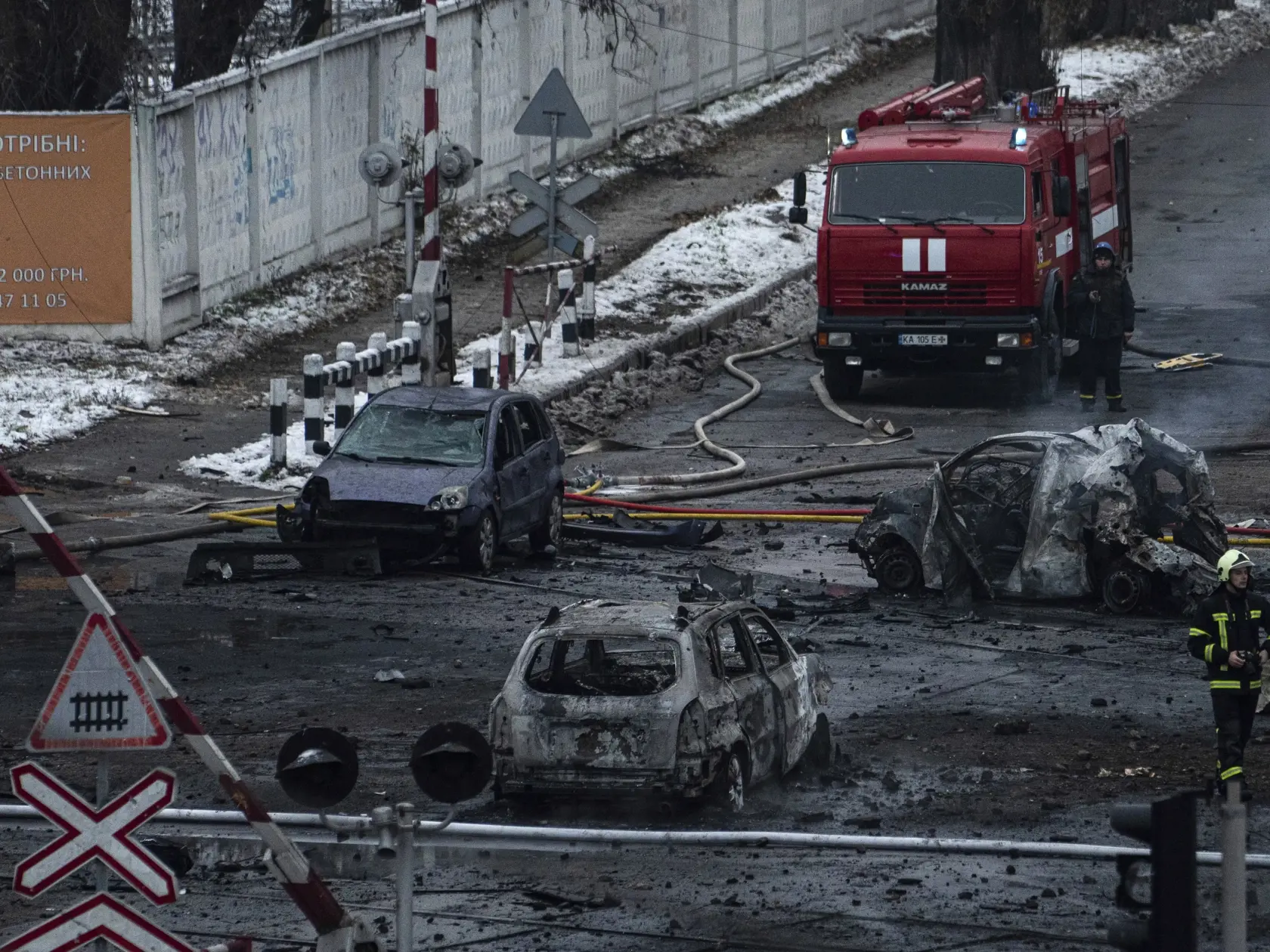 WA 40 Kyjev - Hasič kráča okolo vrakov áut po ruskom raketovom útoku v Kyjeve v stredu 23. novembra 2022. FOTO TASR/AP  

A firefighter walks in front of destroyed cars after Russian rocket attack in Kyiv, Ukraine, Wednesday, Nov. 23, 2022. (AP Photo/Evgeniy Maloletka)
