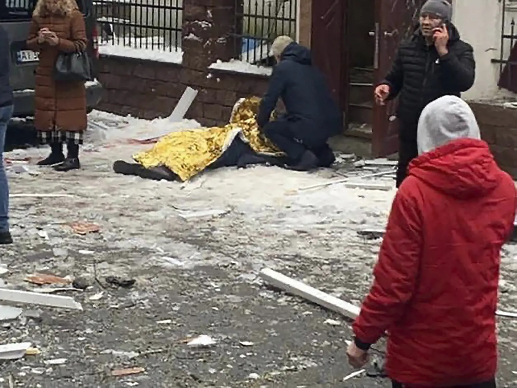 WA 44 Kyjev - Ľudia stoja pri tele obete, ktorá prišla o život pri ruskom raketovom útoku v Kyjeve v stredu 23. novembra 2022. FOTO TASR/AP  

In this photo provided by the Kyiv Regional Police, people stand near a body at the scene of a Russian shelling in Kyiv, Ukraine, Wednesday, Nov. 23, 2022. Authorities reported power outages in multiple cities of Ukraine, including parts of Kyiv, and in neighboring Moldova after renewed strikes on Wednesday struck Ukrainian infrastructure facilities. (Kyi