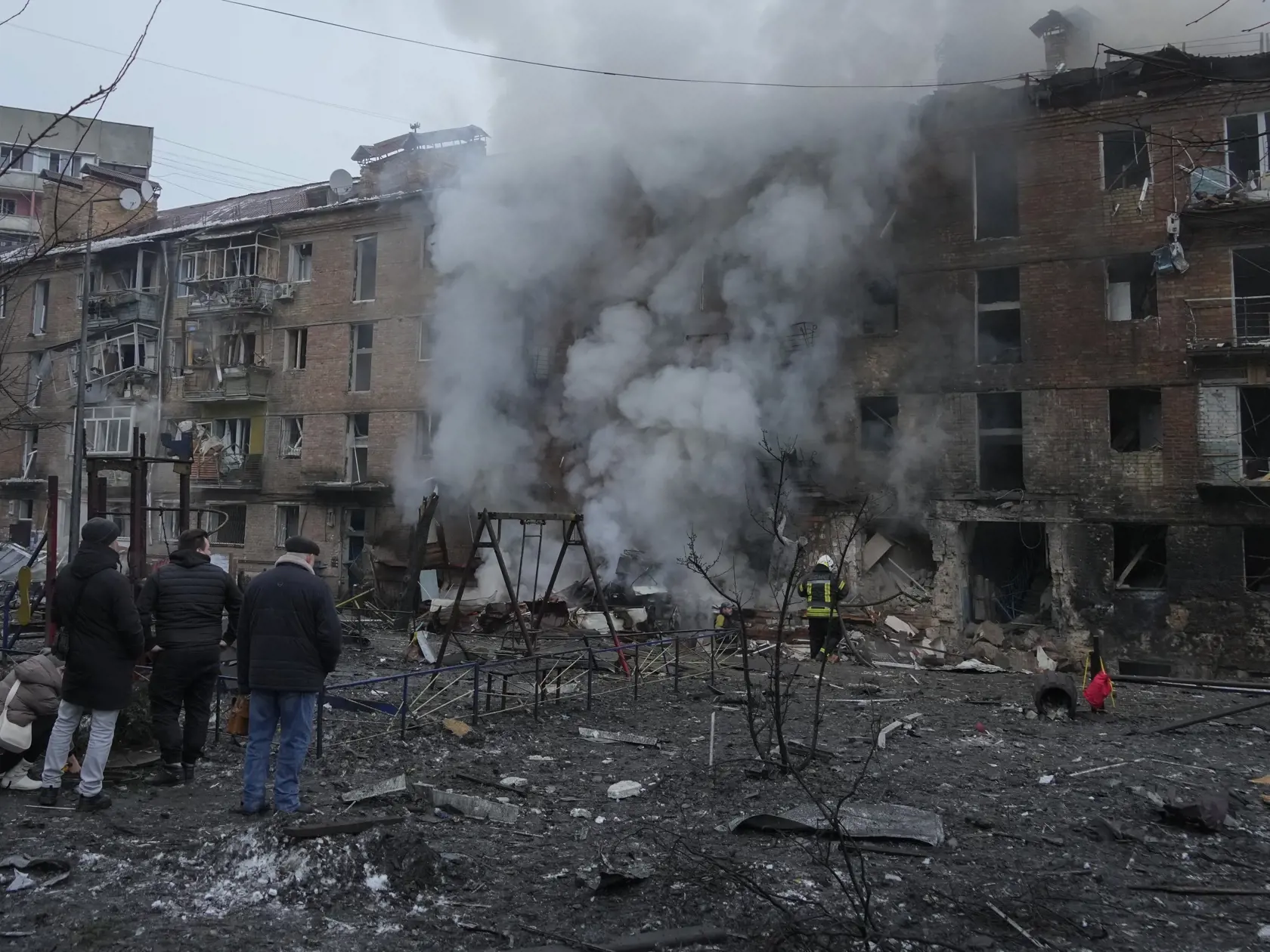 WA 41 Kyjev - Ľudia si prezerajú materiálne škody na obytnej budove po ruskom raketovom útoku v Kyjeve v stredu 23. novembra 2022. FOTO TASR/AP  

People check a damaged building as emergency personnel work at the scene of a Russian shelling in the town of Vyshgorod outside the capital Kyiv, Ukraine, Wednesday, Nov. 23, 2022. Authorities reported power outages in multiple cities of Ukraine, including parts of Kyiv, and in neighboring Moldova after renewed strikes Wednesday struck Ukrainian infra