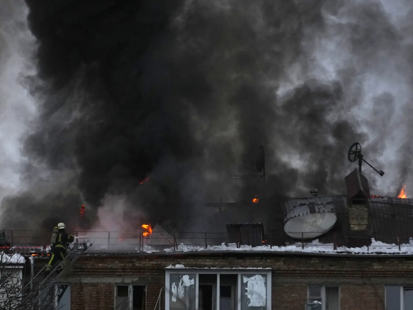 WA 42 Kyjev - Hasiči hasia požiar na obytnej budove po ruskom raketovom útoku v Kyjeve v stredu 23. novembra 2022. FOTO TASR/AP  

Ukrainian State Emergency Service firefighters work to extinguish a fire at the scene of a Russian shelling in the town of Vyshgorod outside the capital Kyiv, Ukraine, Wednesday, Nov. 23, 2022. Authorities reported power outages in multiple cities of Ukraine, including parts of Kyiv, and in neighboring Moldova after renewed strikes Wednesday struck Ukrainian infrastr