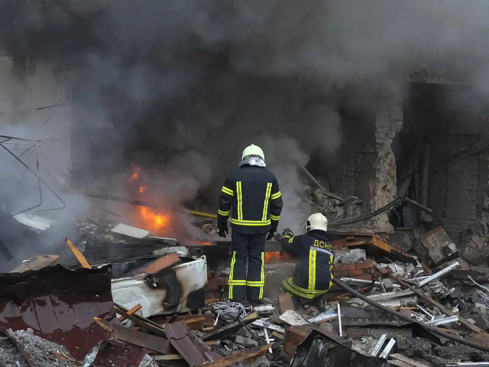 WA 46 Kyjev - Hasiči hasia požiar na obytnej budove po ruskom raketovom útoku v Kyjeve v stredu 23. novembra 2022. FOTO TASR/AP  

Ukrainian State Emergency Service firefighters work to extinguish a fire at the scene of a Russian shelling in the town of Vyshgorod outside the capital Kyiv, Ukraine, Wednesday, Nov. 23, 2022. Authorities reported power outages in multiple cities of Ukraine, including parts of Kyiv, and in neighboring Moldova after renewed strikes Wednesday struck Ukrainian infrastr