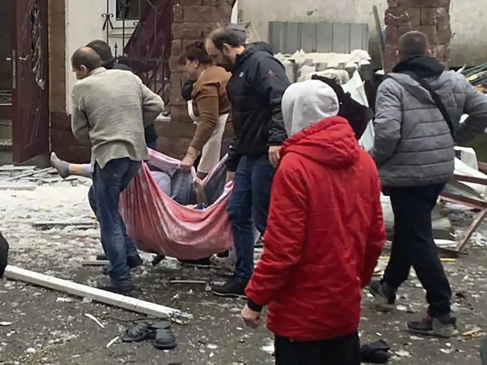 WA 45 Kyjev - Ľudia nesú telo obete, ktorá prišla o život pri ruskom raketovom útoku v Kyjeve v stredu 23. novembra 2022. FOTO TASR/AP  

In this photo provided by the Kyiv Regional Police, people carry a body at the scene of a Russian shelling in Kyiv, Ukraine, Wednesday, Nov. 23, 2022. Authorities reported power outages in multiple cities of Ukraine, including parts of Kyiv, and in neighboring Moldova after renewed strikes on Wednesday struck Ukrainian infrastructure facilities. (Kyiv Regional