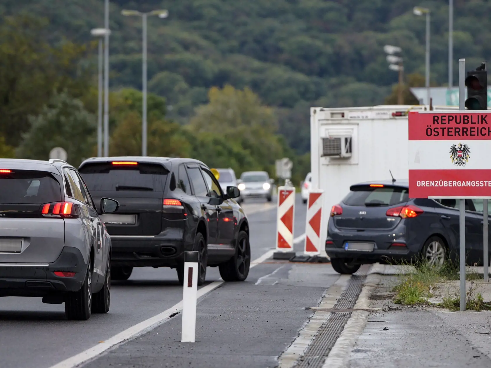 Na snímke rakúsko-slovenský hraničný priechod Bratislava/Berg, kde rakúski policajti poctivo kontrolujú každé auto.