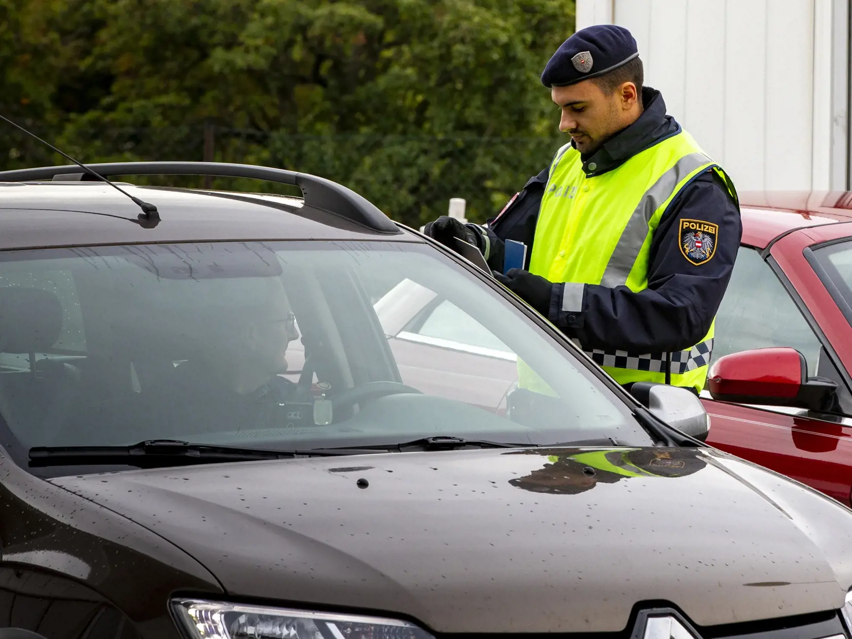 Na hraničnom priechode Berg policajti kontrolujú každé auto.