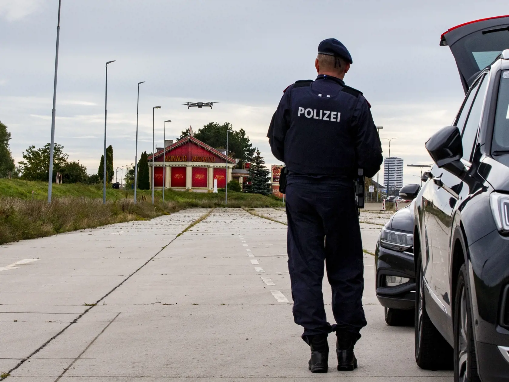 Na hraničnom priechode Berg policajti kontrolujú každé auto.