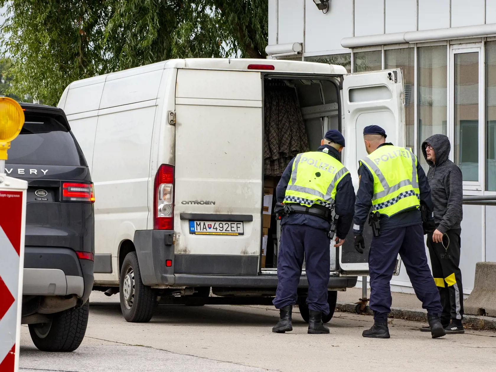 Na snímke je situácia na hraničnom priechode Berg, po sprísnených kontrolách kvôli zvýšenej nelegálnej migrácii.