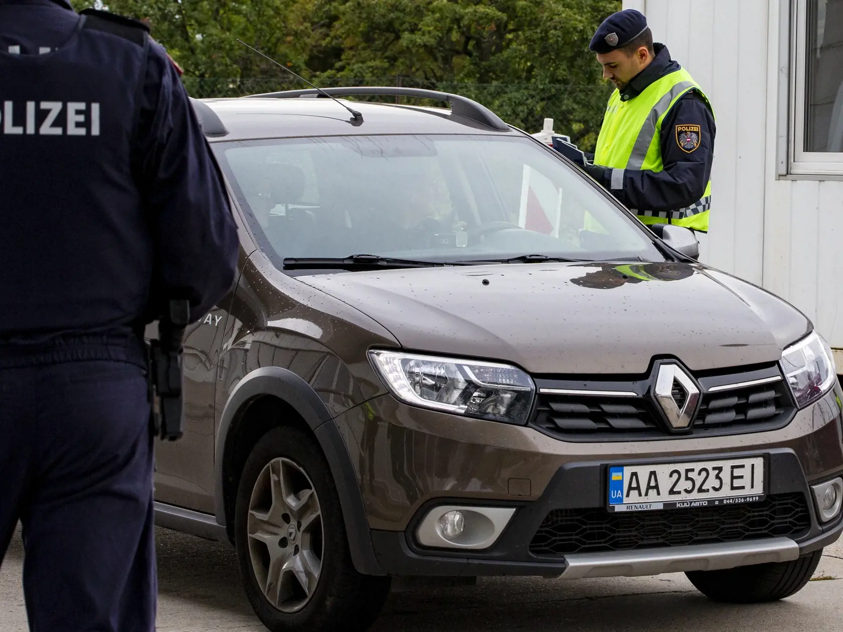 Na snímke je situácia na hraničnom priechode Berg, po sprísnených kontrolách kvôli zvýšenej nelegálnej migrácii.