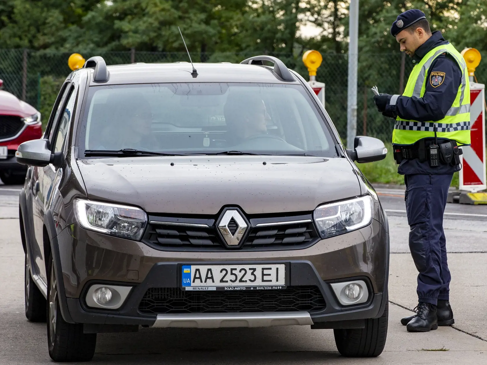 Na hraničnom priechode Berg policajti kontrolujú každé auto.