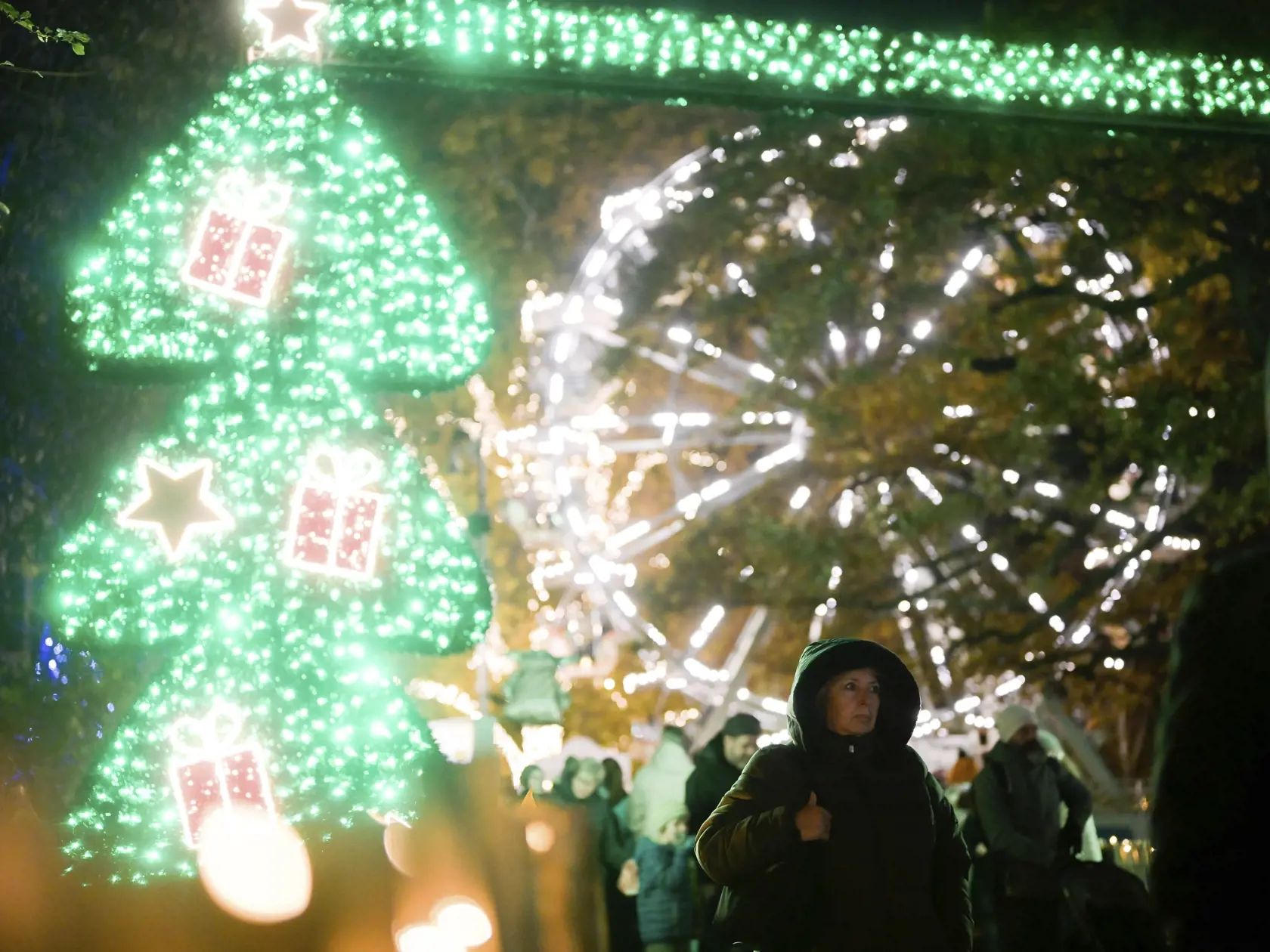 Na Wiener Christkindlmarkt, jednom z najobľúbenejších vianočných trhov vo Viedni v sobotu 19. novembra 2022.